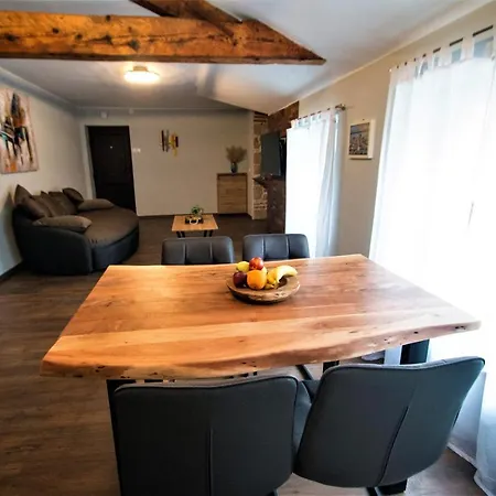 Divinity's Reach - The Upper זאדאר