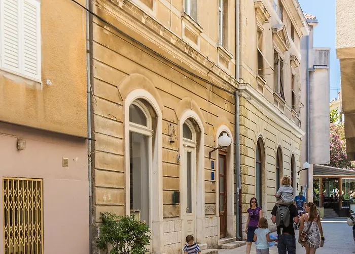 Divinity's Reach - The Upper * Zára